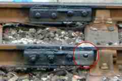 One of the four bolts is missing! Luckily this track is hardly ever used, and not by passenger trains.
